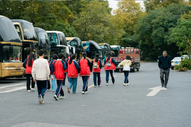 Pessoas caminham em direção a ônibus intermunicipal.