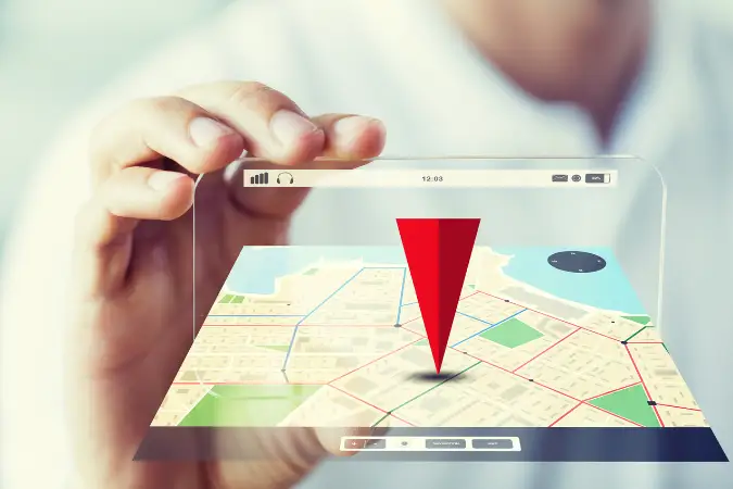 Google Maps em viagem: mão segura tablet com mapa e marcador vermelho. Guia essencial.