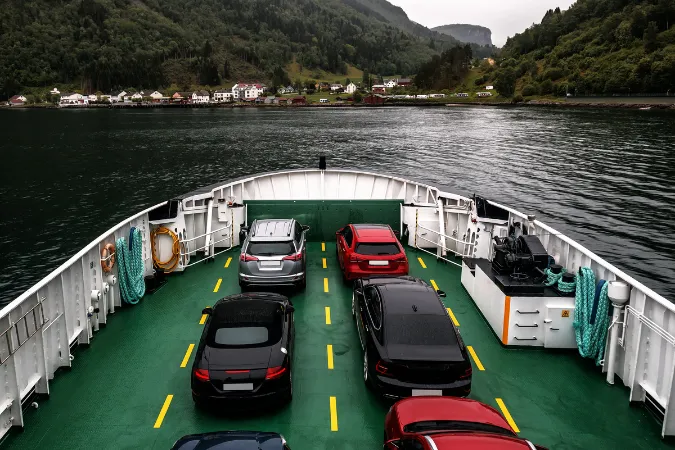 Balsa para Ilhabela: carros aguardam travessia. Acesso à Ilhabela por balsa.
