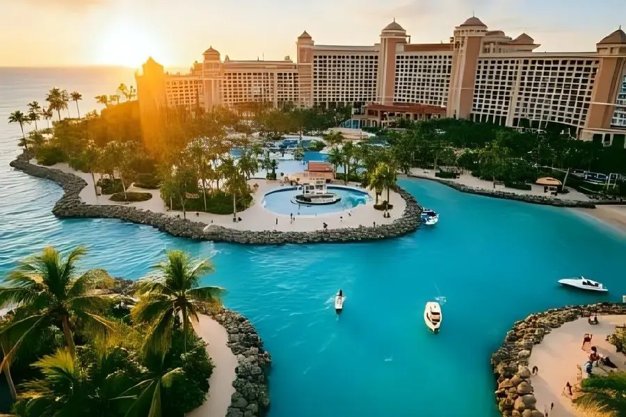 Resort Atlantis nas Bahamas. Hotel luxuoso, piscinas azuis, palmeiras e praia paradisíaca. Férias de sonho!
