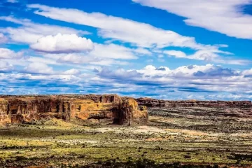 Paisagem da Chapada Diamantina: céu azul, formações rochosas e vegetação rasteira. Ecoturismo no Brasil.