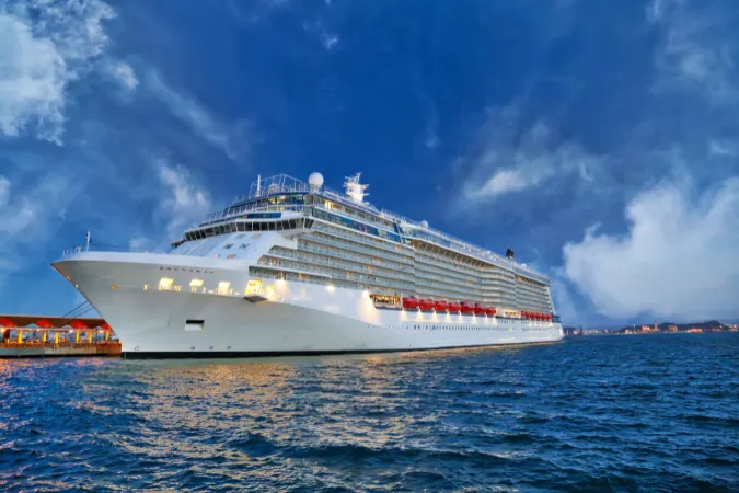 Cruzeiro de luxo no mar azul sob céu com nuvens. Viagem de navio inesquecível.