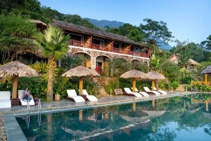 Hotel Fazenda Raposo: piscina, espreguiçadeiras e arquitetura rústica. Refúgio perfeito na natureza.