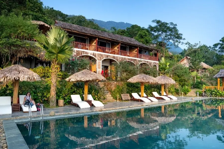 Hotel Fazenda Raposo: piscina, espreguiçadeiras e arquitetura rústica. Refúgio perfeito na natureza.