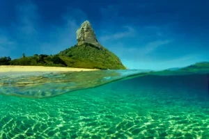 Paraíso em Fernando de Noronha: Morro do Pico, praia e água cristalina. Roteiro e custos no paraíso tropical.
