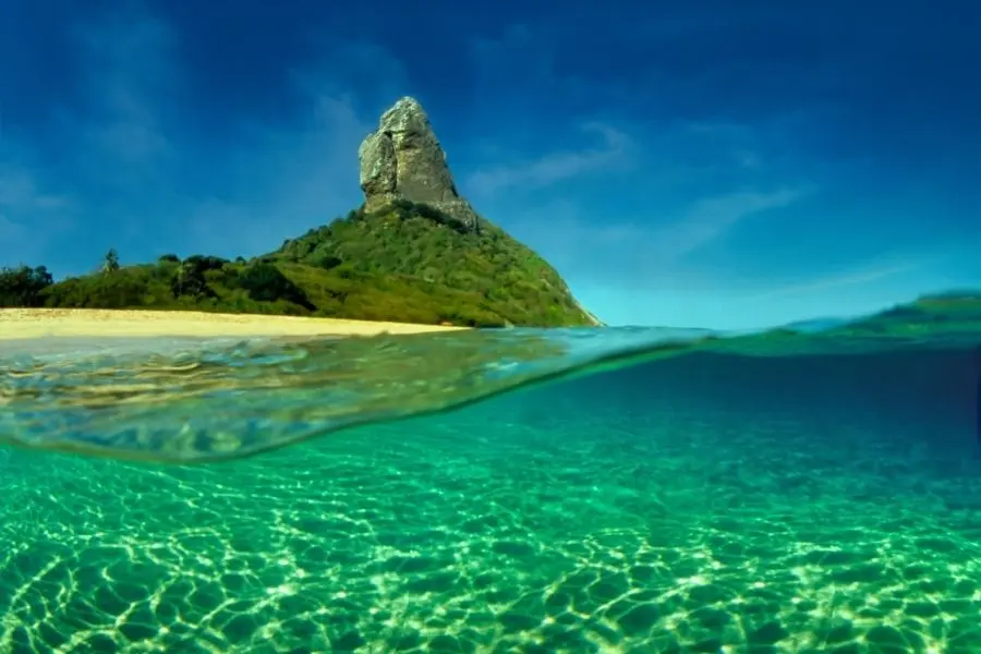 Paraíso em Fernando de Noronha: Morro do Pico, praia e água cristalina. Roteiro e custos no paraíso tropical.