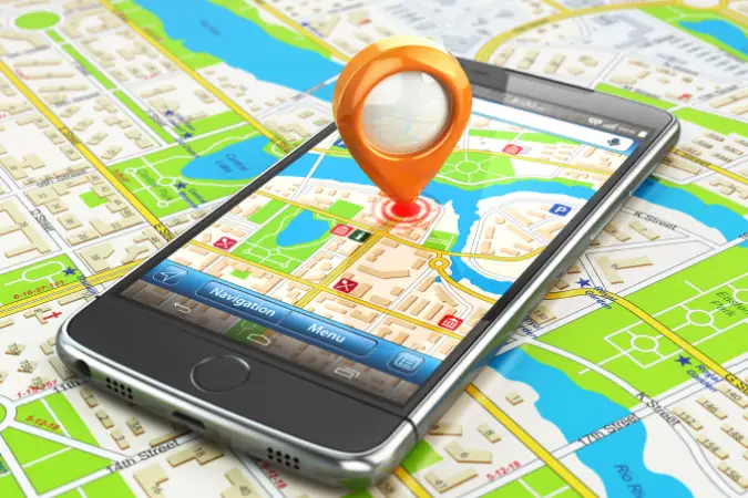 Celular com GPS offline e pin, sobre um mapa.