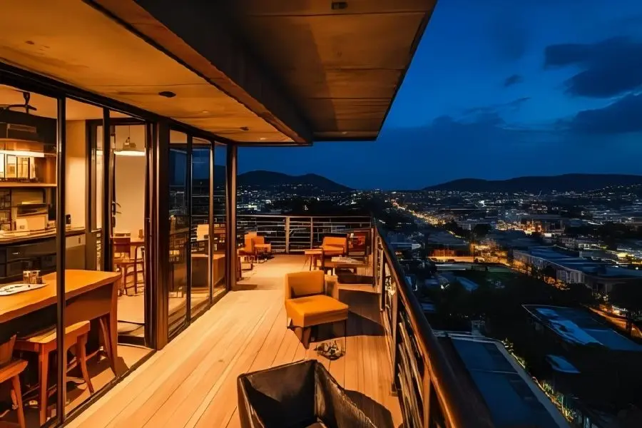 Apart Hotel em Rio Branco: Varanda com vista noturna da cidade. Design moderno e iluminação aconchegante.