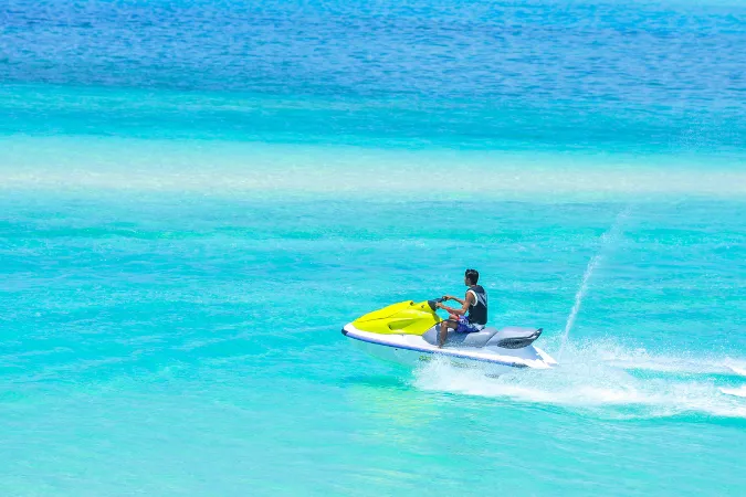 Jet ski veloz em águas cristalinas. Aventura e paraíso aquático imperdível.