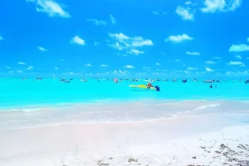 Paraíso em Maragogi: praia de areia branca, mar turquesa com barcos e céu azul vibrante. #Maragogi #Alagoas