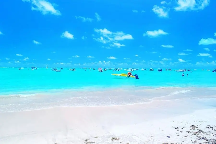 Paraíso em Maragogi: praia de areia branca, mar turquesa com barcos e céu azul vibrante. #Maragogi #Alagoas