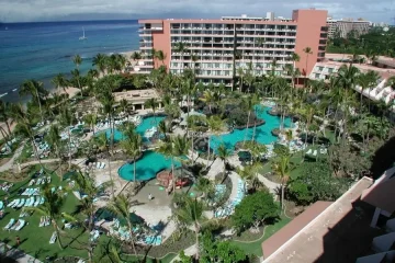 Resort de luxo à beira-mar: piscina, palmeiras, hotel. Paraíso tropical para férias inesquecíveis.