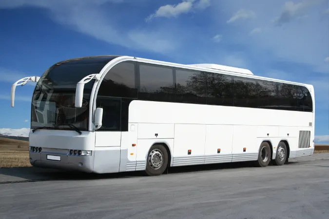 Ônibus intermunicipal branco. Transporte rodoviário conectando cidades e destinos. Viagem de ônibus.