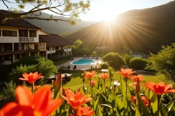 Pousada Sonnenhof na Serra Gaúcha. Vista do jardim, piscina e montanhas ao pôr do sol. Charme e aconchego.