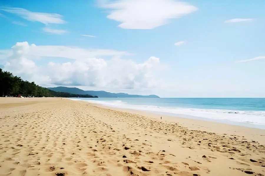 Praia do Tenório em Ubatuba: areia dourada, mar azul, céu claro e vegetação exuberante. Paraíso tropical!