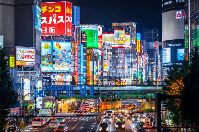 Tóquio à noite: cidade tecnológica com luzes vibrantes e trânsito. Inovação urbana.