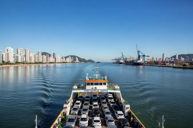 Balsa Guarujá-Santos: travessia com carros. Vista da embarcação, mar e horizonte de Santos e Guarujá.