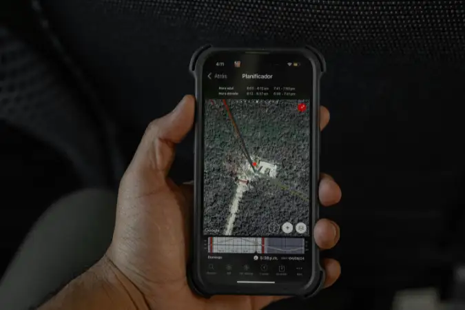 GPS offline no celular. App de localização sem internet. Mão segurando smartphone com mapa.
