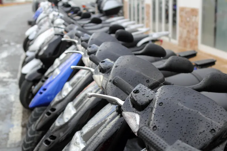 Motos para aluguel enfileiradas lado a lado.